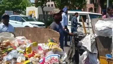 ਐਸਏਐਸ ਨਗਰ ਮੁਹਾਲੀ: ਜ਼ਿਲਾ ਪ੍ਰਬੰਧਕੀ ਕੰਪਲੈਕਸ ਦੇ ਬਾਹਰ ਪੰਜਾਬ ਸਫਾਈ ਮਜ਼ਦੂਰ ਫੈਡਰੇਸ਼ਨ ਨੇ ਕੂੜਾ ਸੁੱਟ ਕੇ ਕੀਤਾ ਪ੍ਰਦਰਸ਼ਨ