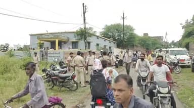 मंदसौर: ग्रामखिलचीपुर से 2 लोगों को IPL क्रिकेट पर सट्टा लगाते हुए पकड़ा,सरपंच सहित 3 आरोपी फरार 1 मोबाइल 15 लाख का मिला हिसाब