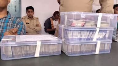 कानपुर: हरबंस मोहाल स्थित होटल में छापेमारी कर क्राइम ब्रांच ने तीन सट्टेबाजों को किया गिरफ्तार ,लाखों रुपए बरामद