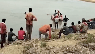 सिंगरौली: मुडपेली लाल माटी गांव स्थित नदी में बहे किशोर का तीसरे दिन भी नहीं लगा सुराग, पुलिस और होमगार्ड के गोताखोर दिनभर नदी में चलाते रहे रेस्क्यू