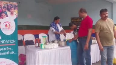 धनबाद/केंदुआडीह: अदवाया सोशल फाउंडेशन की ओर से  शहर के रणधीर वर्मा चौक पर राहगीरों के बीच किया शरबत का वितरण