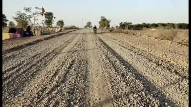 सुनेल: ओसाव में गिट्टी भरे रास्ते पर आए दिन हो रहे हादसे, लंबे समय से निर्माण कार्य है बंद