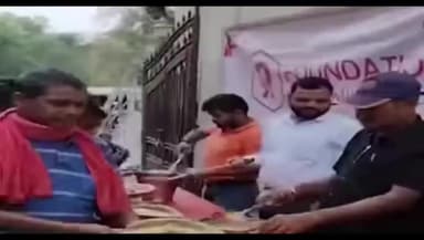 धनबाद/केंदुआडीह: मेमको मोड़ के समीप 99फाउंडेशन  ऑफ ग्रुप के द्वारा दर्जनों जरूरतमंद लोगों के बीच किया भोजन का वितरण