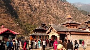 त्यूनी: बैसाखी पर महासू देवता के मंदिरों में देव दर्शन को पहुंचे श्रद्धालु