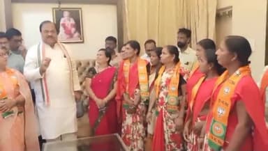 समुद्रपूर: ऐन आगामी लोकसभा निवडणुकीच्या तोंडावर शेगाव (गोटाडे) येथील शेकडो महिला कार्यकर्त्यांनी स्वीकारला भाजपाचा शेला