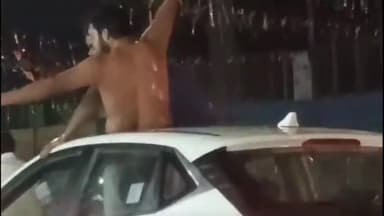 प्रयागराज: रेलवे स्टेशन गेट नं०2 के सामने मंडल अध्यक्ष भारतीय जनता पार्टी धाता का स्टीकर लगी कार के ऊपर चढ़कर मनचलो ने मचाया उत्पात