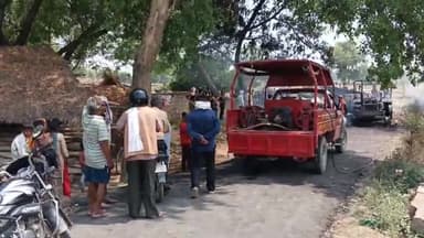 करछना: सजई मोड़ पर हाई वोल्टेज बिजली तार की चपेट में आने से ट्रैक्टर सहित ट्रैक्टर-ट्रॉली पर लदी गेहूं की फसल जलकर राख