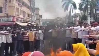 चित्तौड़गढ़: श्री राजपूत करणी सेना द्वारा कलेक्ट्रेट चौराहे पर पुतला फूंक कर कि आप विरोध प्रदर्शन भाजपा का बहिष्कार भी किया