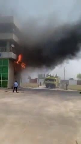 आज़मगढ़: आजमगढ़ एयरपोर्ट के एक टॉवर में शॉर्ट सर्किट से आग के चलते मचा हड़कंप, किसी प्रकार से पाया गया काबू