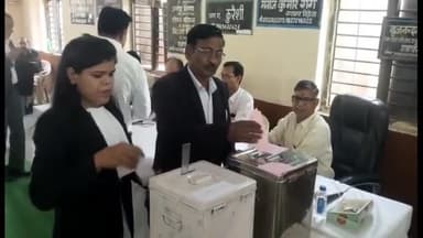 विदिशा नगर: जिला अभिभाषक संघ के वार्षिक चुनाव के लिए जिला अभिभाषक संघ कार्यालय में किया जा रहा मतदान