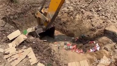 शेखपुरा: शेखपुरा टाउन थाना परिसर में विभिन्न स्थानों से जब्त लगभग 823 लीटर शराब को जेसीबी से किया गया विनष्ट