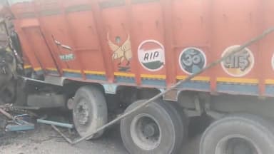 घोसी: कुसुम्हा के पास फोरलेन पर दो ट्रकों के टक्कर में ट्रक चालक घायल,फोरलेन पर हल्के व भारी वाहन की लगी लंबी लाइने