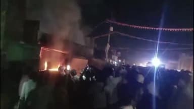 हमीरपुर: सुमेरपुर कस्बे में जनरल स्टोर में लगी आग करीब दस लाख का सामान खाक, फायर बिग्रेड ने आग पर पाया काबू