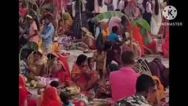 बगहा: छठ व्रतियों ने बगहा में डूबते हुए सूर्य को दिया अर्घ्य