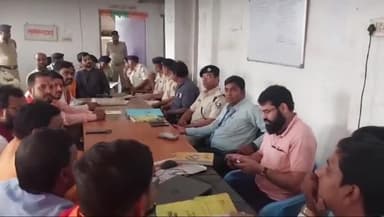 जगदीशपुर: जगदीशपुर थाना परिसर में रामनवमी शोभायात्रा को लेकर हुई बैठक एसडीएम एसडीपीओ रहे मौजूद