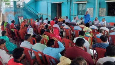 गुण्डरदेही: ब्लॉक कांग्रेस कमेटी की बैठक अर्जुंदा की देवांगन भवन में हुआ संपन्न गुंडरदेही विधायक कुंवर सिंह निषाद रहे बैठक में मौजूद