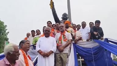 अलवर: डॉ भीमराव अंबेडकर जयंती पर अंबेडकर सर्किल पर स्थापित प्रतिमा पर केंद्रीय मंत्री भूपेंद्र यादव ने किया माल्यार्पण