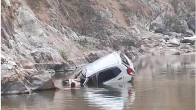 दुग नाकुरी: बालीघाट धरमघर मोटर मार्ग में चिडंग के पास ऑल्टो कार नदी में गिरी, हादसे में दुगनाकुरी क्षेत्र के चार लोगों की हुई मौत