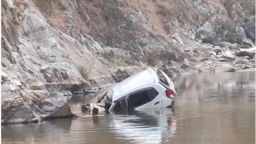 दुग नाकुरी: बालीघाट धरमघर मोटर मार्ग में चिडंग के पास ऑल्टो कार नदी में गिरी, हादसे में दुगनाकुरी क्षेत्र के चार लोगों की हुई मौत