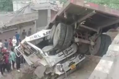 गाज़ियाबाद: क्रॉसिंग रिपब्लिक थाना क्षेत्र के NH-9 के पास हुआ भीषण सड़क हादसा, ट्रेलर ड्राइवर की मौत व 2 लोग गंभीर रूप से घायल