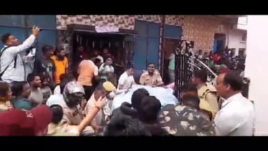 मेरठ: लालकुर्ती क्षेत्र में कड़ी मशक्कत के बाद पकड़ा गया तेंदुआ स्थानीय लोगों ने ली राहत की सांस,घन्टो चला रेस्क्यू ऑपरेशन