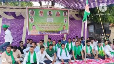 साहिबगंज: रेलवे स्टेशन चौक मोड़ पर केंद्र सरकार व भाजपा के संविधान विरोधी नीतियों के खिलाफ झामुमो जिला कमेटी ने दिया एकदिवसीय धरना