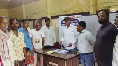 बूंदी: #बूंदी बूथ चलो अभियान के तहत मतदाताओं को बीएलओ के द्वारा घर-घर जाकर मतदान पर्ची का वितरण किया जा रहा है |@ceorajasthan