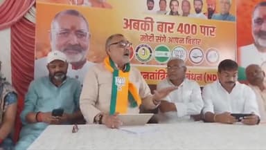 बेगूसराय: बस स्टैंड के समीप केंद्रीय मंत्री गिरिराज सिंह ने की प्रेस वार्ता, कहा- BJP के संकल्प पत्र में 04 पीलर योजना पर जोर