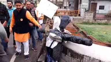 मंडी: देवभूमि क्षत्रिय संगठन एवं सवर्ण मोर्चा ने मंडी में फूंका केंद्रीय मंत्री पुरुषोत्तम रुपाला का पुतला,जमकर की नारेबाजी