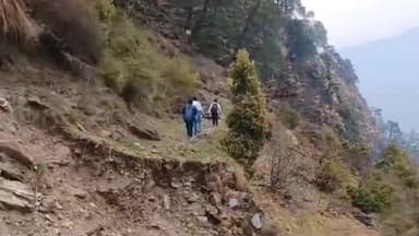 शामा: मतदान के निमंत्रण पत्र देने को लेकर जिला निर्वाचन अधिकारी के निर्देश पर स्वीप टीम पहुंची शामा लीती गोगिना