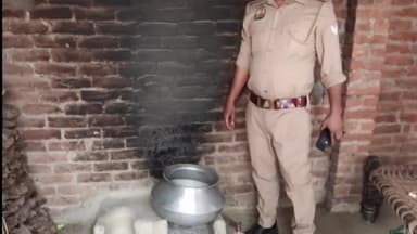 मोहम्मदी: ग्राम शाहपुर राजा व मियांपुर मे आबकारी विभाग ने संदिग्ध स्थानों पर अवैध कच्ची शराब के विरुद्ध की छापेमारी।