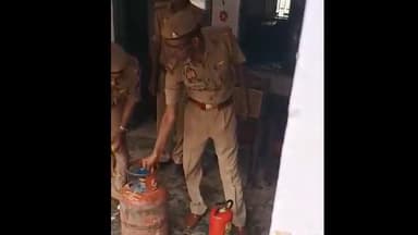 हमीरपुर: सुमेरपुर क्षेत्र में अग्निशमन सप्ताह के अंतर्गत छात्र छात्राओं को बताये गये बचाव के तरीके