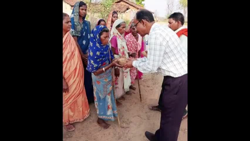 अमलीपदर: बिंद्रानवागढ़ गरियाबंद: गरियाबंद जिले के प्रत्येक गांव में नारियल भेंटकर वरिष्ठ मतदाताओं का किया गया सम्मान