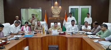 सुल्तानपुर: जिलाधिकारी की अध्यक्षता में सभागार में नोडल अधिकारियों के साथ समीक्षा बैठक हुई आयोजित,अहम मुद्दों पर हुई चर्चा