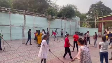 पीरटांड: कुटुंब प्रबोधन की पूनम बरनवाल की देखरेख में विवाह भवन में बच्चियों को लाठी और तलवारबाजी का दिया गया प्रशिक्षण