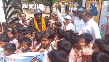 भदोही: जिलाधिकारी विशाल सिंह में 45 किलोमीटर बाइक चलाकर मतदाताओं को किया जागरूक ।