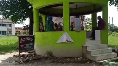 परिहार: गुप्त सूचना पर कार्रवाई करते हुए पुलिस ने नोनाही गांव स्थित एक बंसवारी से 450 बोतल नेपाली सौंफी शराब जप्त किया है