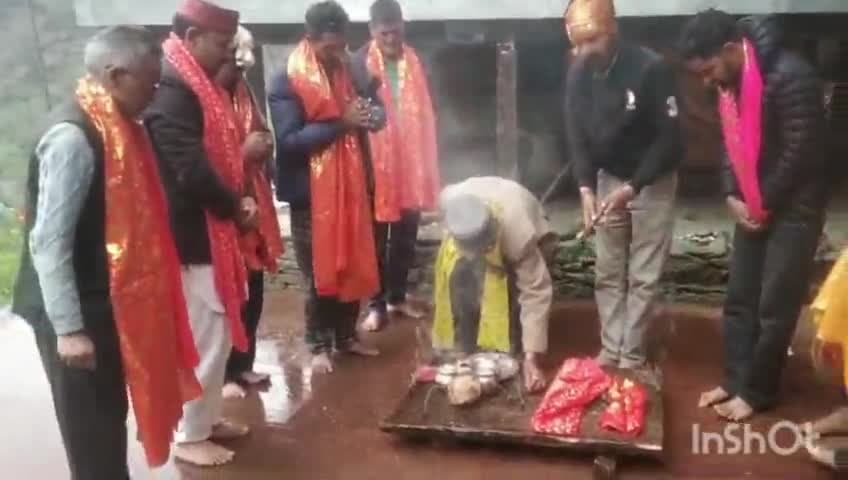 टिक्कन: टिक्कन : पँजोंड में माता फुगनी भगवती का मंदिर बनकर होगा तैयार, नवरात्रों में कार्य हुआ शुरू।