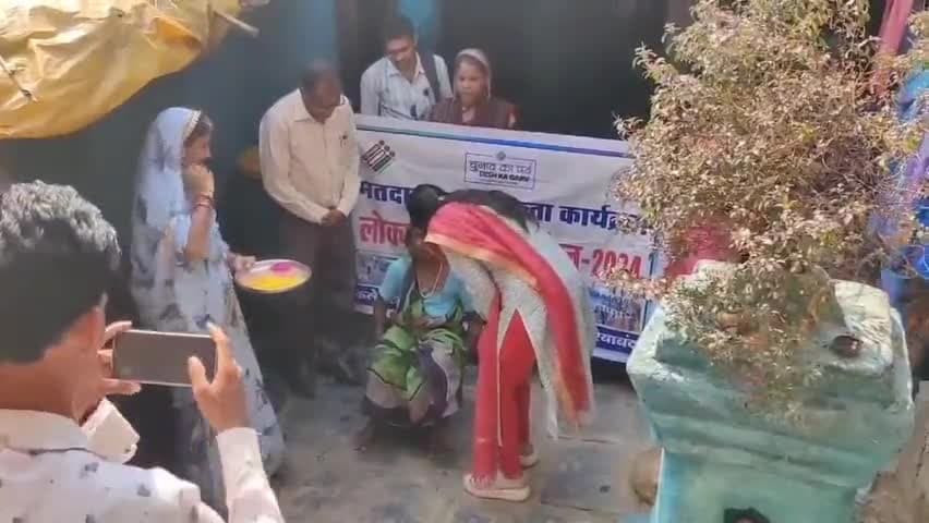 अमलीपदर: गरियाबंद जनपद CEO के नेतृत्व में ग्राम चिखली में 80 वर्ष से अधिक आयु वर्ग के वृद्धजनों के मतदान के प्रति जागरूकता अभियान