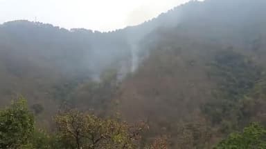 चाकीसैण: पाबौ क्षेत्र के जंगल में लगी आग, ग्रामीणों ने बुझाई