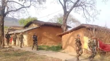 डेहरी: लोकसभा चुनाव के मद्देनजर यदुनाथ पुर में पुलिस ने चलाया सर्च ऑपरेशन, SSB के जवानों ने चप्पा-चप्पा खंगाला