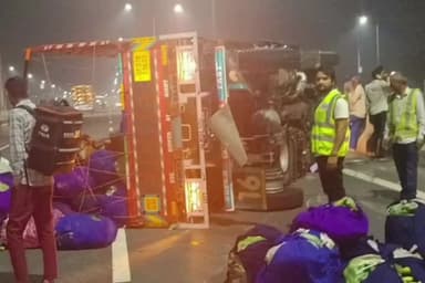 गाज़ियाबाद: NH-9 पर मणिपाल अस्पताल के सामने सब्जी की गठरी से भरे ट्रक का टायर फटने से हुआ हादसा, 7 लोग घायल