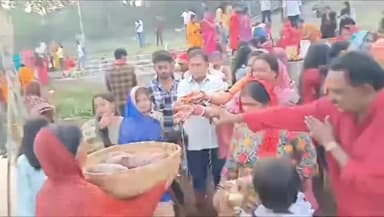 धनबाद/केंदुआडीह: उगते हुए सूर्य को अर्घ्य देने के साथ ही धनबाद कोलांचल में महापर्व चैती छठ का हुआ समापन