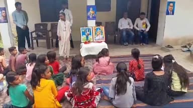 #डॉ_भीमराव_अम्बेडकर_जयंती  #डॉ_भीमराव_अम्बेडकर_पाठशाला_एवं_लाइब्रेरी_खंदिया_चरखारी में डॉ.भीमराव अम्बेडकर जी की 133 वीं जयंती मनाई इस अवसर पर छोटी बच्ची खुशबू द्वारा #पाठशाला_गीत की सुंदर प्रस्तुति..