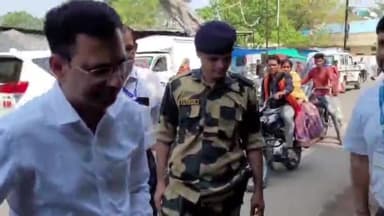 दमोह: कलेक्टर सुधीर कुमार कोचर पहुंचे शिवाजी स्कूल, लोगों को घरों पर पहुंचकर मतदान पर्ची वितरण का किया शुभारंभ