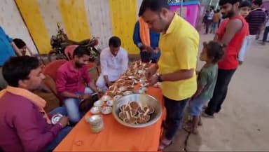 जगदीशपुर: बजरंग दल ने नगर के छठ घाट पर छठ व्रतियोंके बीच सामग्री का किया वितरण