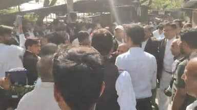 आज़मगढ़: दीवानी न्यायालय परिसर में सांसद निरहुआ का अधिवक्ताओं ने किया विरोध, हुई नारेबाजी