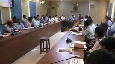 गोरखपुर: मंडलायुक्त सभागार में मंडलायुक्त की अध्यक्षता में 10 करोड़ से अधिक के निर्माण कार्यों की समीक्षा बैठक हुई संपन्न
