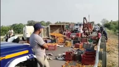 हमीरपुर: कुंडौरा गांव के पास गोवंश को बचाने में हाइवे पर लोडर असंतुलित होकर पलटा