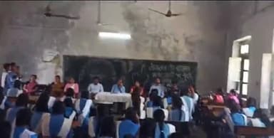 सुल्तानपुर: स्वीप योजनान्तर्गत शहर के केश कुमारी राजकीय बालिका इंटर कालेज में आयोजित हुआ मतदाता जागरूकता कार्यक्रम